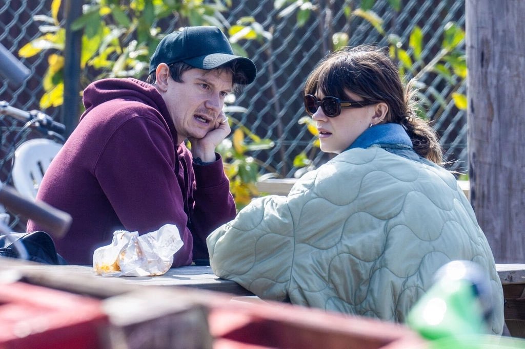 dejonessource's tweet image. Daisy Edgar-Jones is seen walking with boyfriend Ben Seed in Lodon, May 8