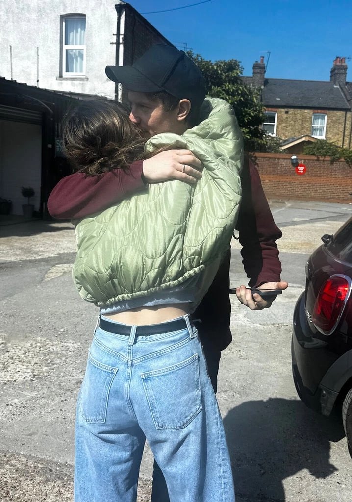 dejonessource's tweet image. Daisy Edgar-Jones is seen walking with boyfriend Ben Seed in Lodon, May 8