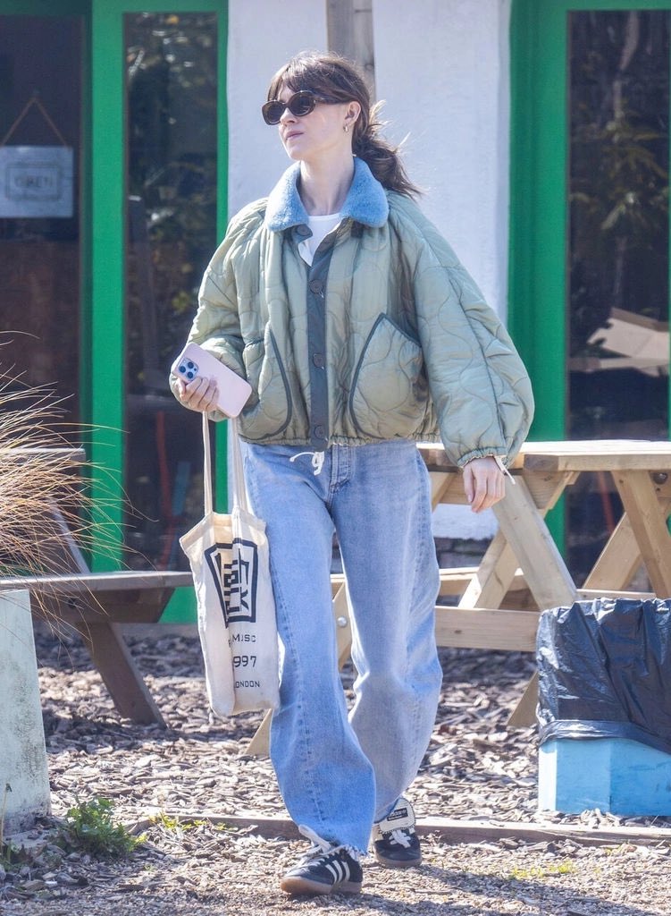 dejonessource's tweet image. Daisy Edgar-Jones is seen walking with boyfriend Ben Seed in Lodon, May 8