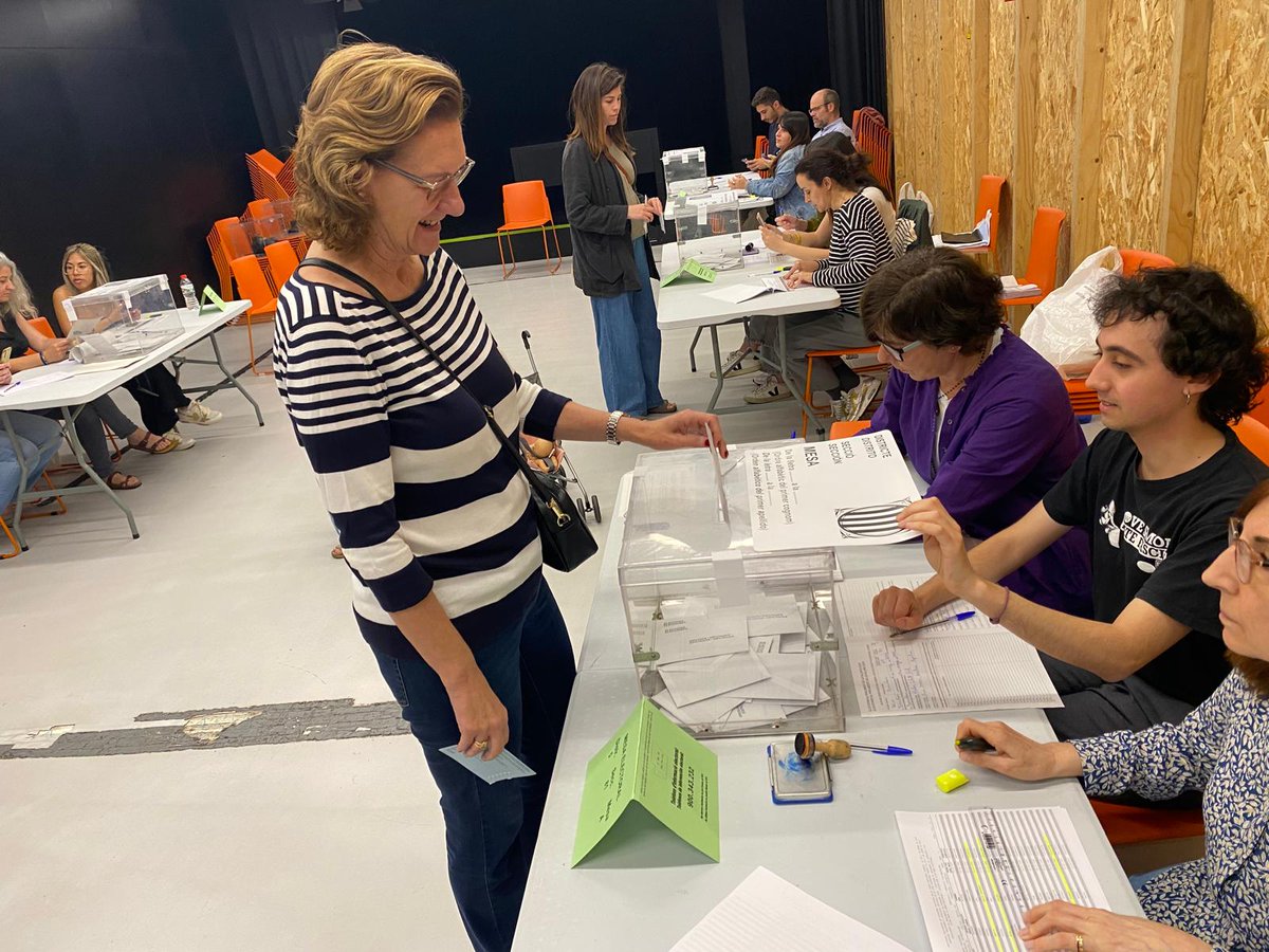 Helena Isábal, presidenta d'#UnitsPerAvançar i candidata a les eleccions #12M per @socialistes_cat amb @UnitsCat ha votat a primera hora. #Barcelona