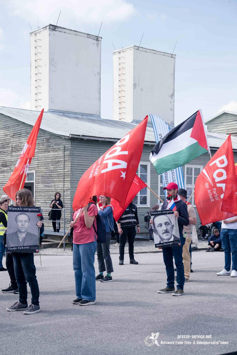 Zur 79. Befreiungsfeier in der KZ-Gedenkstätte Mauthausen erschien die „Partei der Arbeit“ mit einer Palästina-Fahne. Am 10.10.2023 verfasste die PdA ein Statement, das die Pogrome des 7. Oktobers als “legitimen Widerstand” bezeichnete, die “nicht aus heiterem Himmel” erfolgten.
