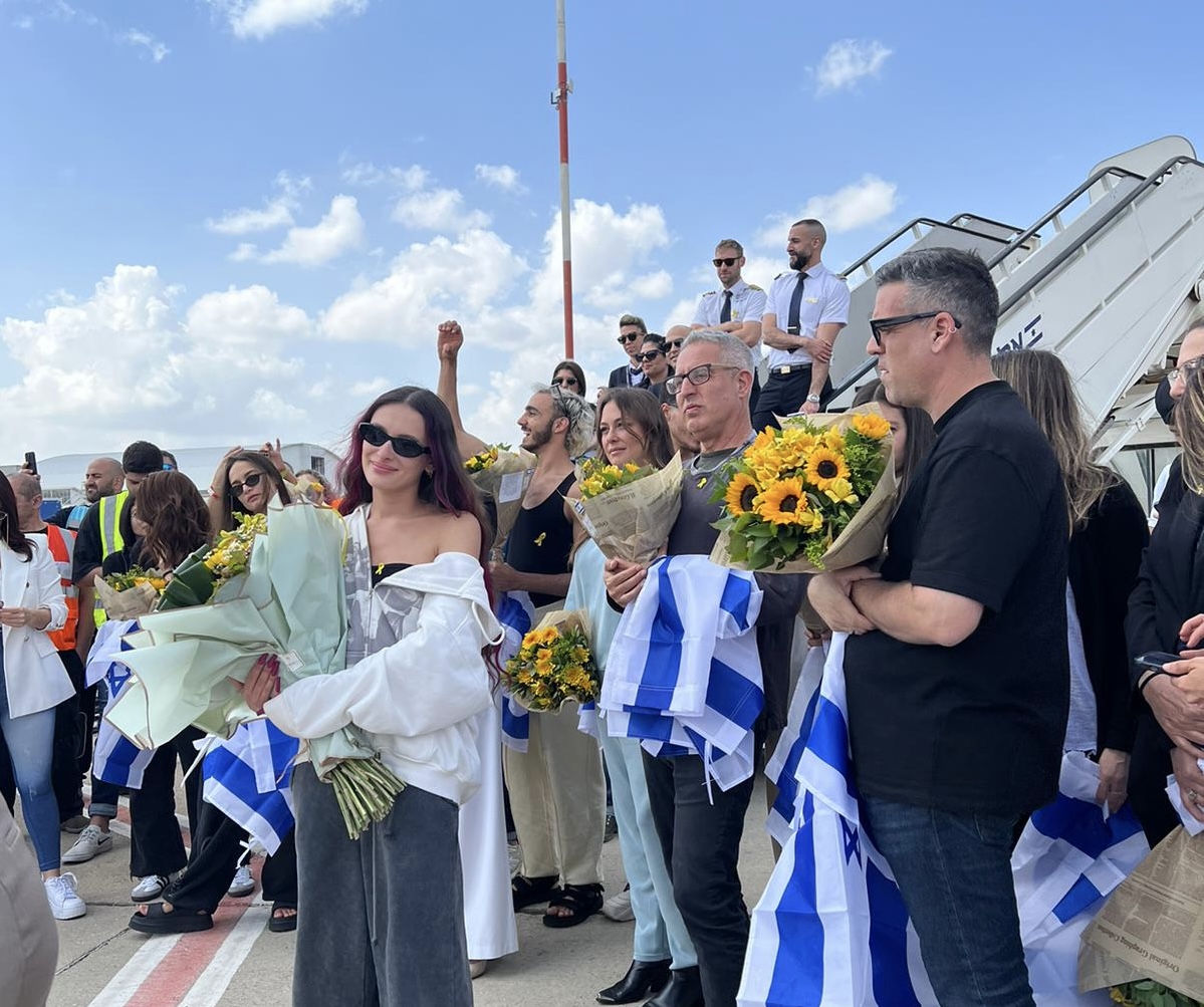 Our Queen is back!

#EdenGolan and the entire Israeli delegation from #Eurovision, have arrived back home!

We are all so proud of you Eden - your courage, your class and your mesmerizing performance!

[Pic: Kan]