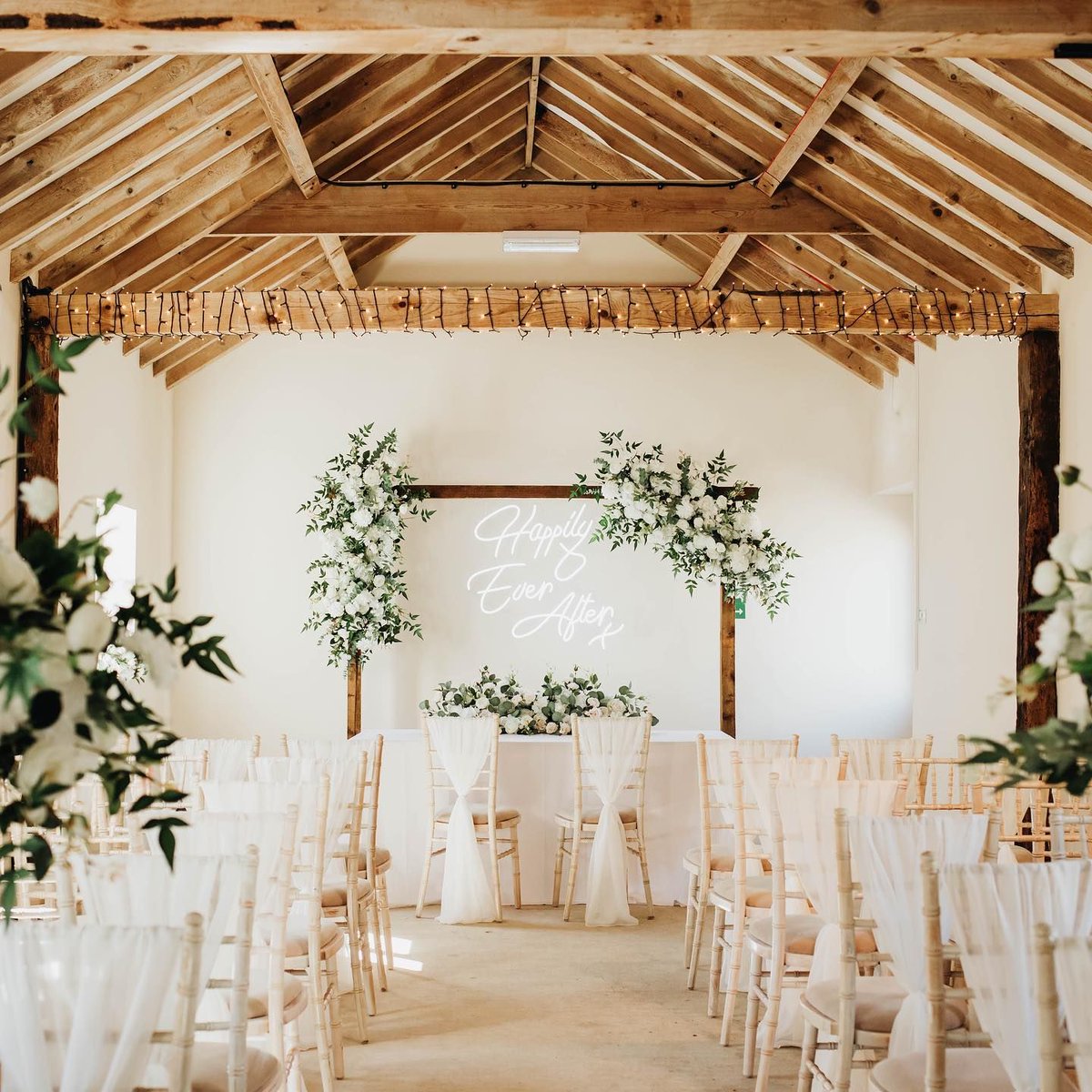 Nestled amidst the breathtaking Suffolk countryside lies the magical Redhouse Wedding Barn! 🏞️🌹 This enchanting 18th-century oak-framed barn is straight out of a fairytale, surrounded by the wonders of nature! 🎄🍃

thecompleteweddingdirectory.co.uk/RedhouseBarn/r…

#weddingvenuesuffolk #barnweddingvenue