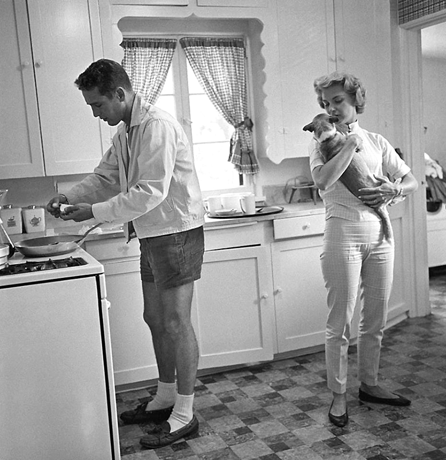 1958 Paul Newman and Joanne Woodward in the kitchen of their Beverly Hills home