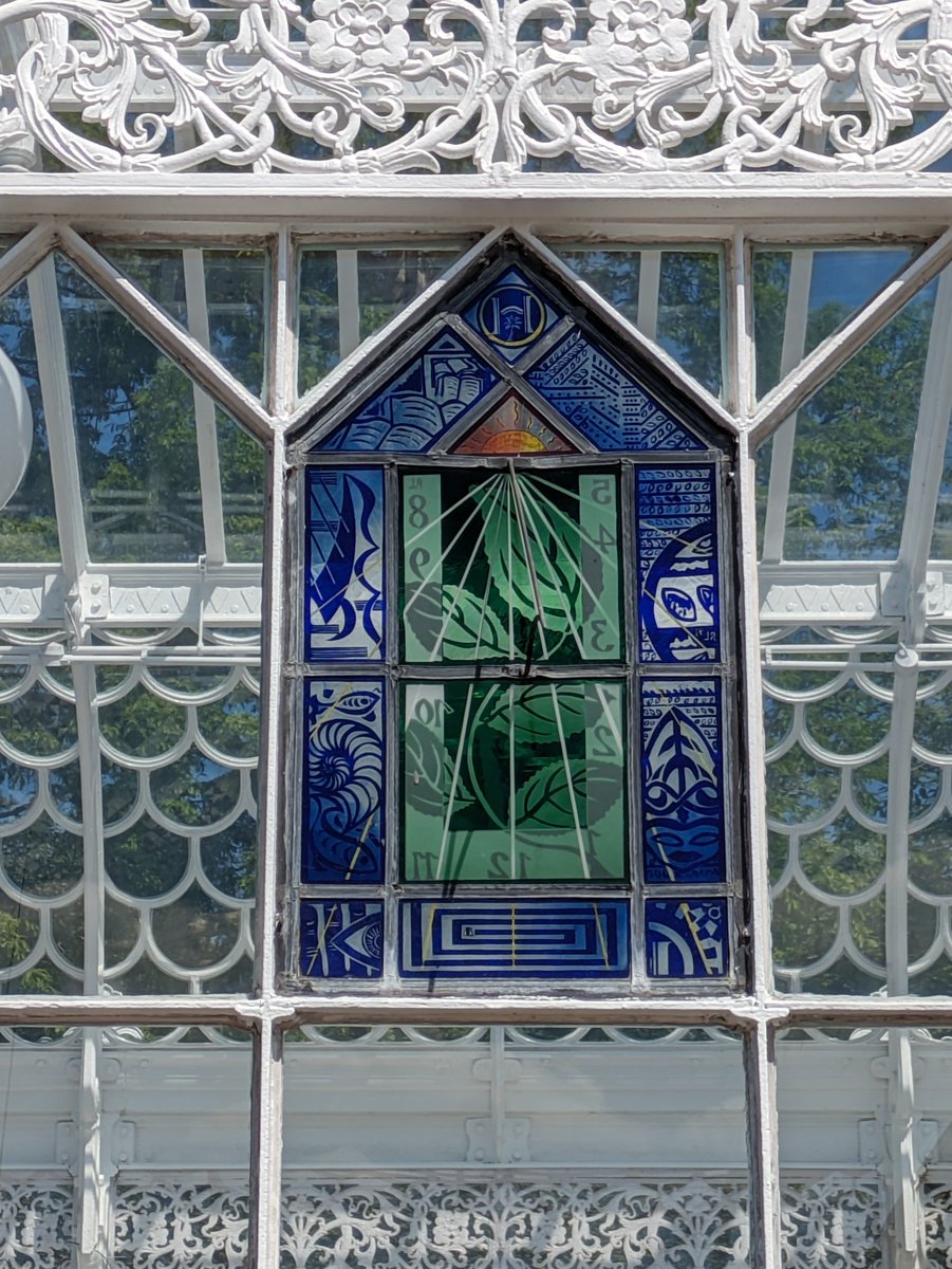 For #StainedGlassSunday and #SundialSunday on the rather fine Victorian Conservatory at the Horniman Museum - they also have a sundial trail😁
