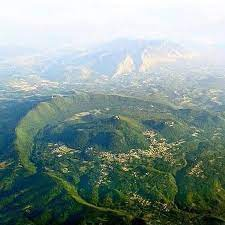 geotdf's tweet image. During stage 9 of the #GirodItalia, things finally get explosive! Volcano day!

The stage brings the riders through the Campanian volcanic arc. The volcanoes today are geologically quite young features, but they made their mark in history.

We start relatively calmly, with the…