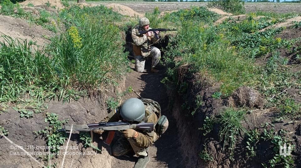 Trench warfare is one of the most challenging though typical infantry tasks; in particular, one should master shooting from both shoulders equally – so the fighters of the 141 TDF Battalion train all the actions to automatism.
