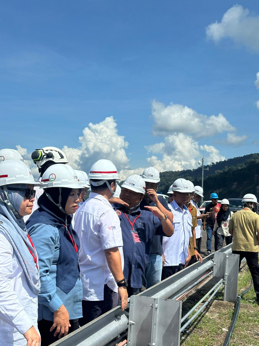Hanifah_Abd's tweet photo. Lawatan Kerja ke Tasik Kenyir bagi pelaksanaan Pembaikan cerun oleh TNB, JMG &amp; JKR. MKN bertanggungjawab menyelaras Peruntukkan bersama agensi terlibat bagi memastikan Projek dilaksanakan dengan Jayanya.

#bahagianpembangunankeselamatan 
#keselamatannegaratanggungjawabbersama https://t.co/X0o3WN4uHg