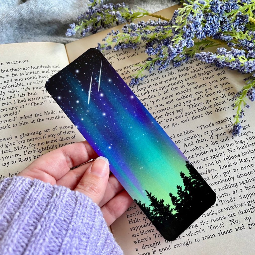 Magical Northern Lights Bookmark 💙💜💚 #UKGiftHour #UKGiftAM #northernlights #Auroraborealis #bookmark #etsyuk #giftideas #shopsmalluk #shopindie heatherwdesigns.etsy.com/listing/108077…