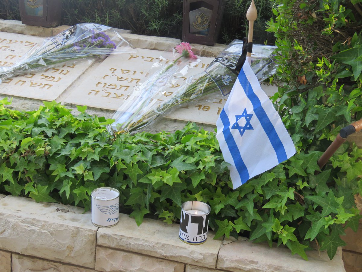 Israel's Memorial Day: Honoring fallen soldiers, security forces, and terrorism victims. Tonight, 8pm, minute-long memorial siren will be sounded nationwide. 821 IDF lives lost since last year. The number of fallen soldiers in Israel's wars from 1860 stands at 25,040 💔🕯️