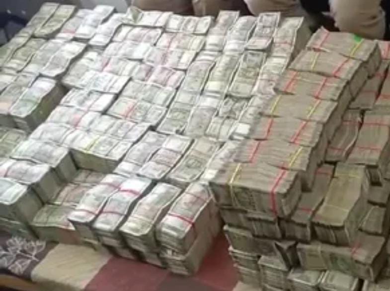 AIN NEWS 1:(7 Crore Cash Found in Andhra Pradesh) आंध्र प्रदेश में अभी पुलिस ने बहुत ही भारी मात्रा में कैश जब्त किया है. पूर्वी गोदावरी जिले में ही एक हादसे के दौरान कैश से भरे हुए बक्से रोड पर अचानकबिखर गए। स्थानीय लोगों ने ही पुलिस को इस बात की
ainnews1.com/watch-video-so…