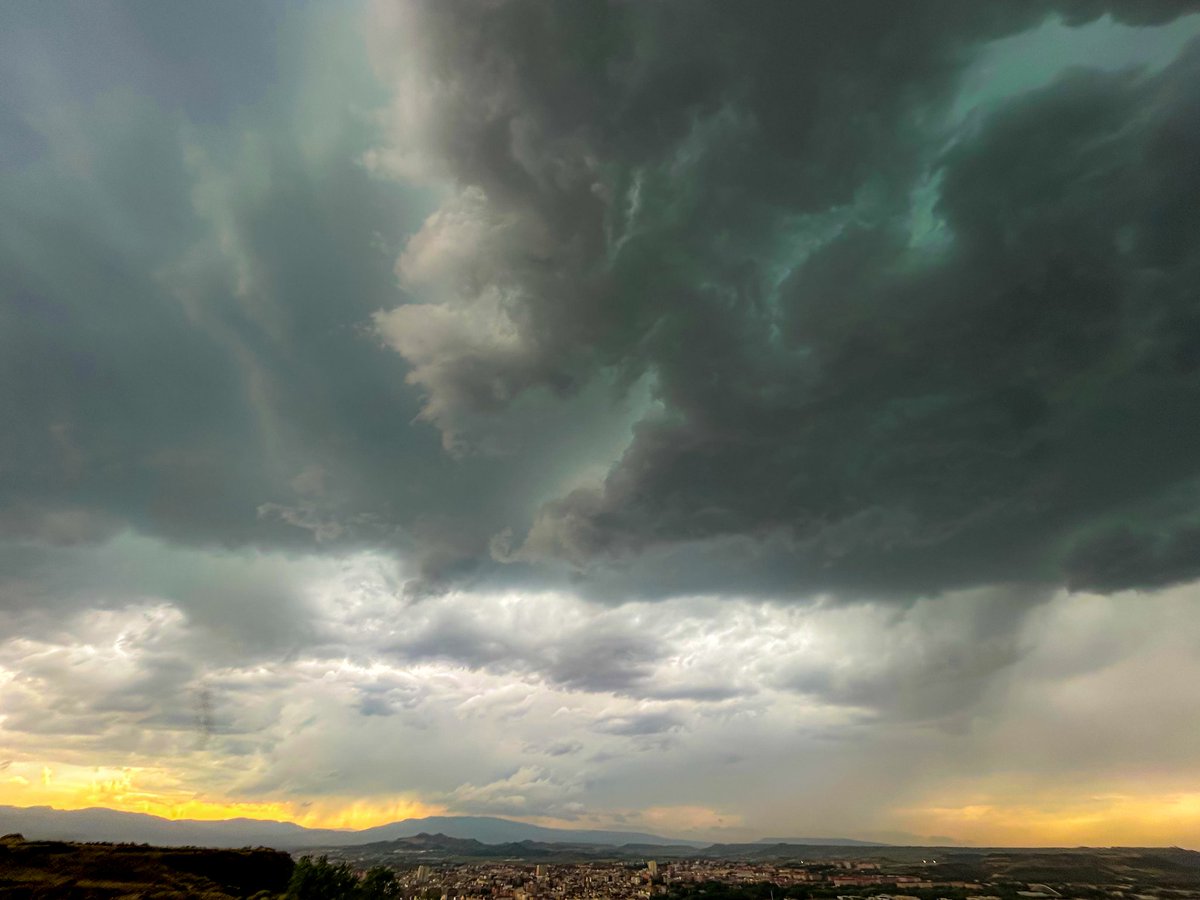 Que bien lo pasamos ayer cazando #tormentas  ⚡en Logroño 😊
 
@Benjaminphoto44 @Tormentas_ZGZ @horizonsinstables