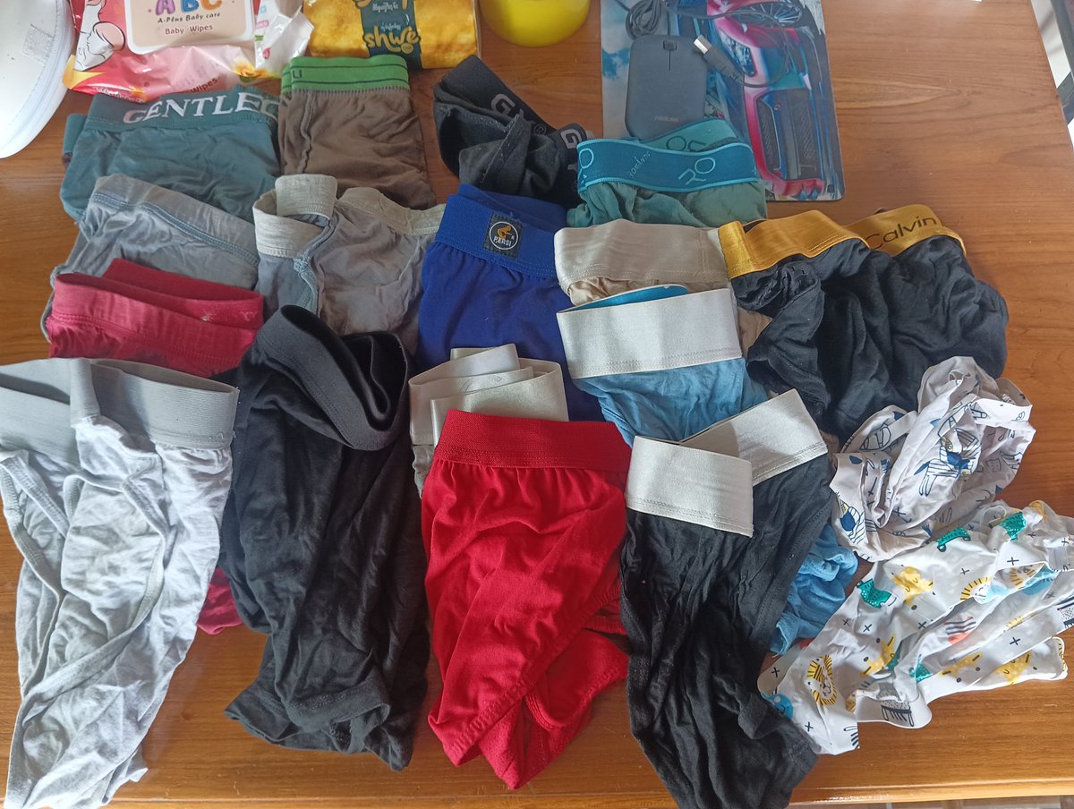 ဝတ်ပြီးသားတွေကို မလျှော်ဘဲ သိမ်းထားတာ...  နမ်းကြည့်တော့ လရေနံထောင်းထနေတာဘဲ 🤣