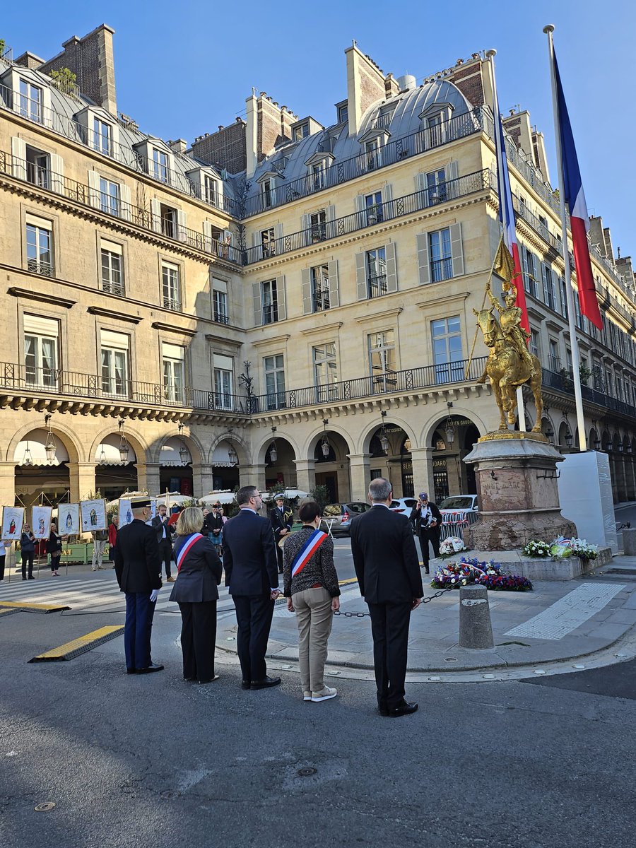 🇫🇷 Comme chaque année, à l’occasion de la fête nationale de Jeanne d’Arc et du patriotisme, dépôt de gerbes de fleurs sous la statue équestre de la « Pucelle d’Orléans », place des Pyramides.