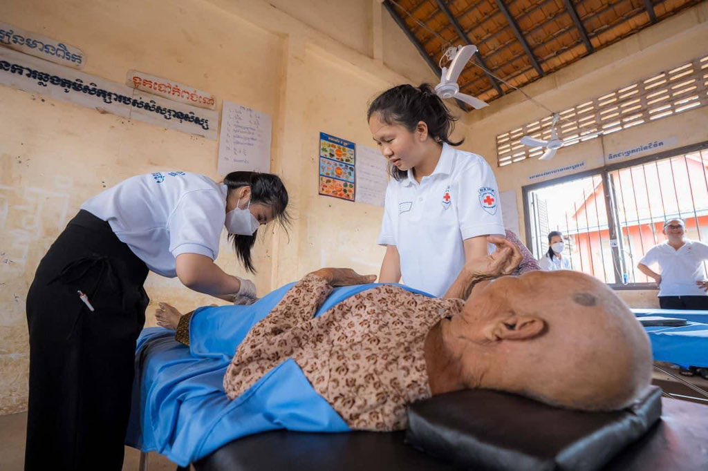 លោកជំទាវបណ្ឌិត ពេជ ចន្ទមុន្នី ដឹកនាំក្រុមគ្រូពេទ្យ TYDA ព្យាបាលជំងឺជូនប្រជាពលរដ្ឋនៅស្រុកតាំងគោក

នាព្រឹកថ្ងៃទី១២ ខែឧសភា ឆ្នាំ២០២៤ លោកជំទាវបណ្ឌិត