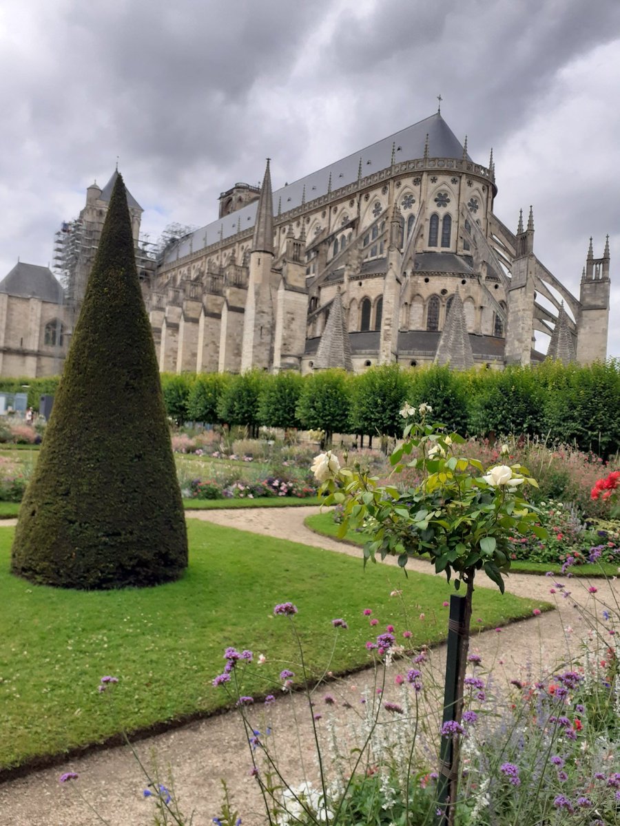 Que le soleil vous acommpage en ce dimanche, et le bonheur,  très belle journée !
La cathédrale de Bourges.