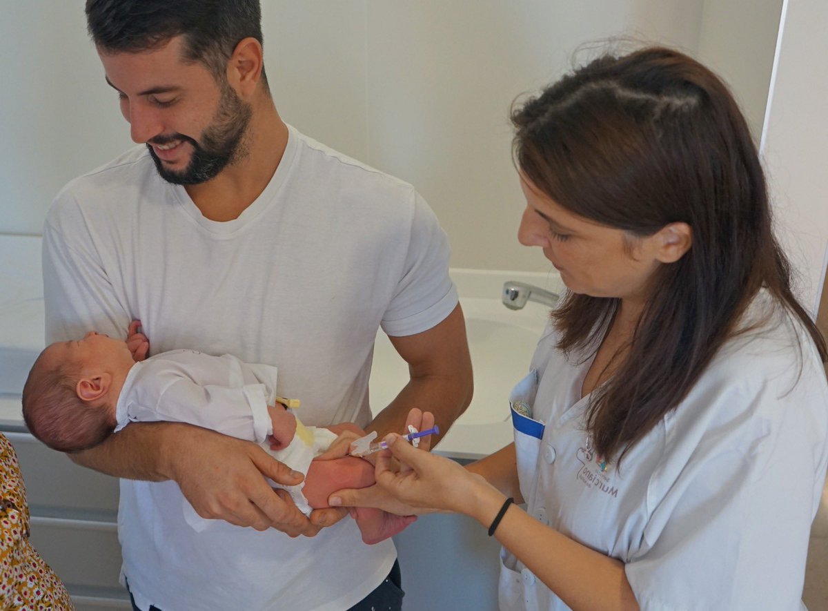 ‼️Recordamos a las embarazadas la importancia de vacunarse frente a la tosferina para proteger a los recién nacidos, y que se cumpla el calendario vacunal en los menores. 🤰Entre las semanas 27 y 32 de gestación. 👶2, 4, 11 meses y 6 años. La tosferina es una enfermedad que…