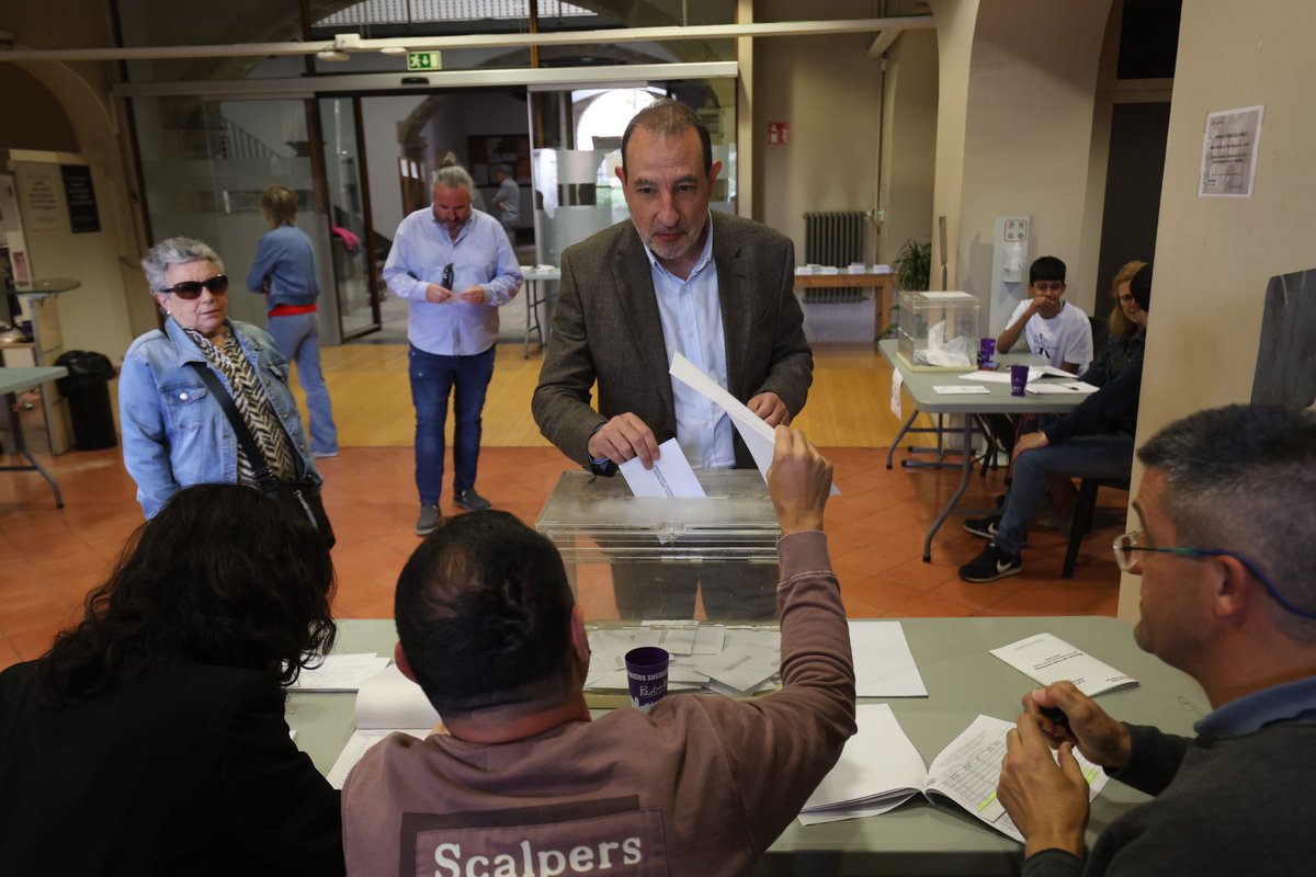 .@Ramon_Espadaler, secretari general d'@UnitsCat i candidat a les eleccions de #12M de @socialistes_cat amb #UnitsPerAvançar ja ha votat tambè a primera hora a #Vic.