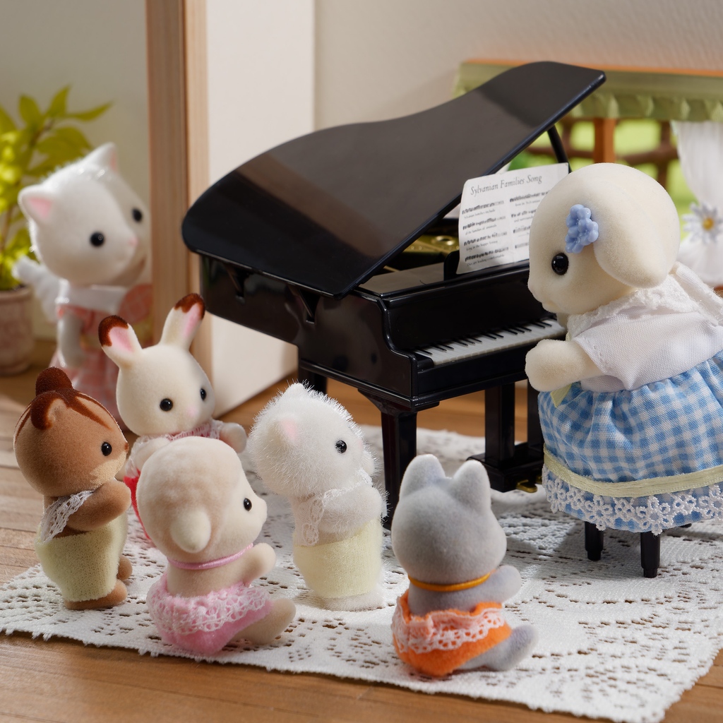 The babies are all gathered around Aria who is about to play them a song on the piano. 🎹 Aria is a wonderful singer and piano player and the babies love listening to her music. 🎵 #piano #music #fun #show #song #friends #sylvanianfamilies #sylvanianfamily #sylvanian