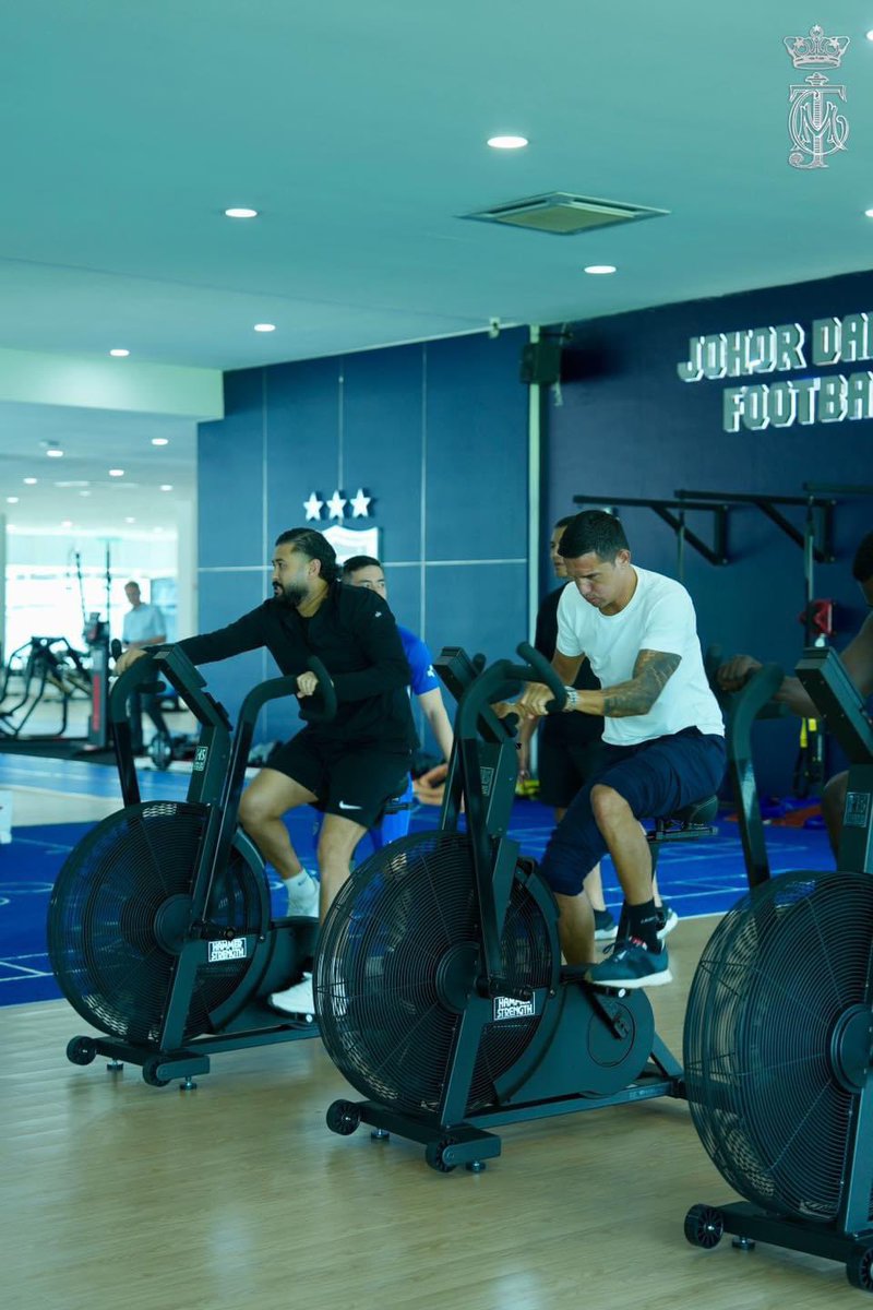 Dari sesi mesyuarat ke sesi 'workout', DYAM Tunku Mahkota Ismail, Pemangku Sultan Johor yang juga Pemilik Kelab Bolasepak Johor Darul Ta'zim (JDT) dalam perbincangan dengan Pengarah Teknikal Qatar FA dan Ketua Pegawai Sukan Akademi Aspire, Tim Cahill untuk projek bola sepak