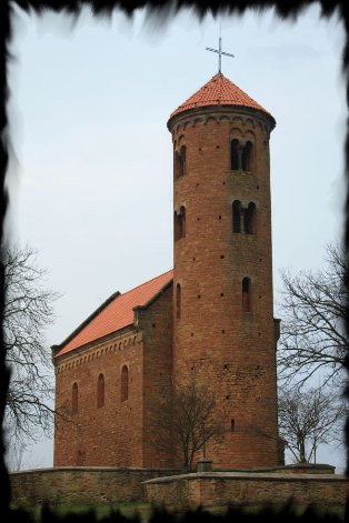 @historia_org_pl Kościół pod wezwaniem św. Idziego w Inowłodzu, najstarszy kościoł w Polsce, założony w 1085 roku, odbudowany w latach 1936-38 , położony na malowniczym wzgórzu górującym nad Pilicą i okolicznymi lasami