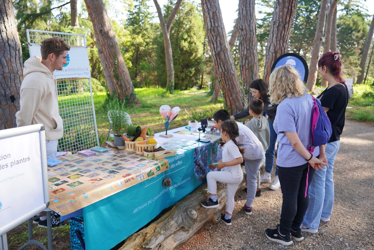 Dites-le avec des fleurs ! Déjà une grande affluence dans les jardins des Villas Thuret et Eilenroc, deux trésors botaniques d'#antibes. A la Villa Thuret, des visites guidées de l'arboretum promettent un voyage fascinant à travers la diversité des espèces végétales. A la Villa…