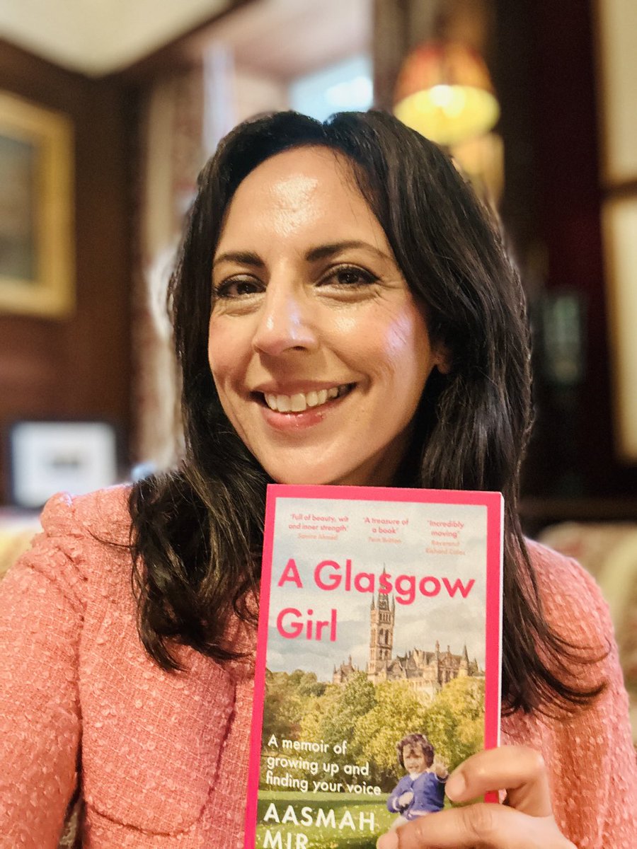 Looking forward to answering your questions about #aglasgowgirl and signing your books at 1030 at ⁦@bozzyfest⁩ I’ve even co-ordinated my outfit for youse 💓