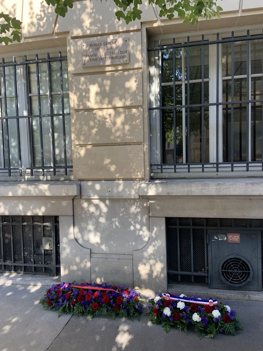 Il y a 6 ans déjà , R.Gosnet mourrait assassiné, victime du terrorisme #Paris02 . La Maire de Paris, et la Mairie @MParisCentre lui rendent hommage. Remerciements aux policiers du Commissariat qui étaient intervenus rapidement. Nous ne l’oublions pas.