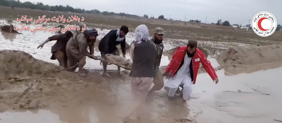 Modder, geen huis en amper eten: de verwoestende overstromingen in de Afghaanse provincie Baghlan treffen een bevolking die het al zo zwaar heeft. Zeker honderden mensen kwamen om het leven. Vrijwilligers van de Afghaanse Rode Halve Maan helpen in de moeilijkste omstandigheden.