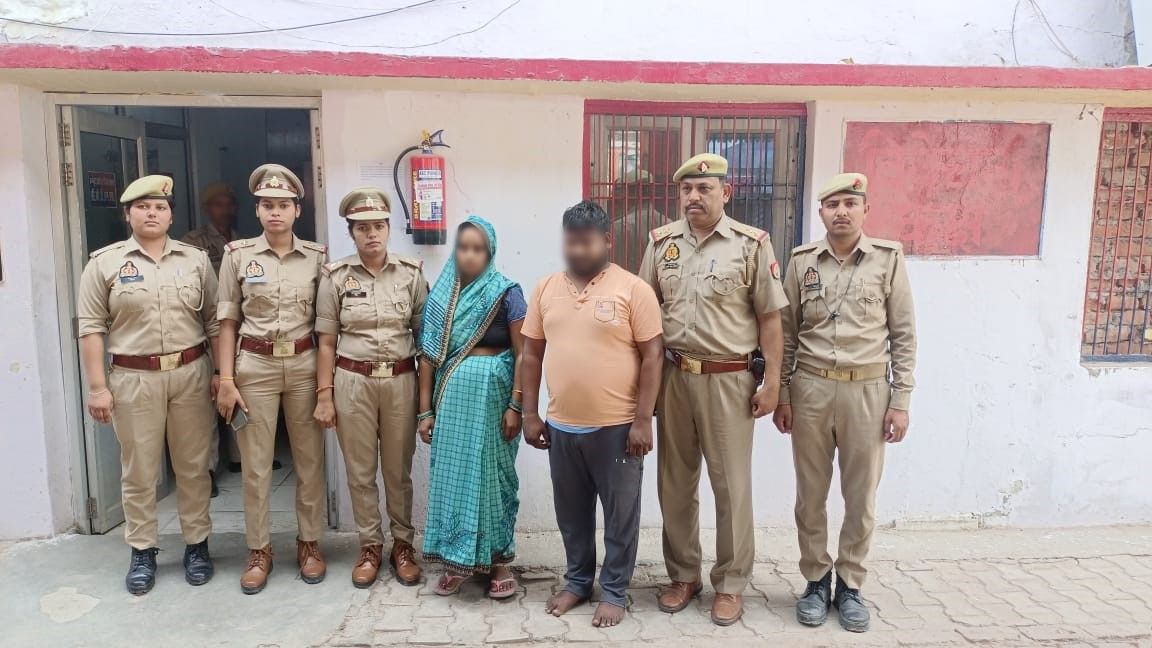 थाना उत्तर पुलिस टीम द्वारा 12 वर्ष पूर्व छोटेलाल (गुमशुदा) की हत्या करने वाले दो आरोपी नीरज व पुष्पा गिरफ्तार । 👉 छोटेलाल की हत्या कर घर में बने सीवर टैंक में लाश को छुपा दिया गया था एवं मकान को बिक्री कर दिया था । 👉 सीवर की सफाई के दौरान मिले कंकाल ने किया हत्या का पर्दाफाश