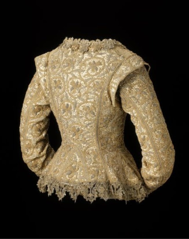 Chaqueta de mujer

Lino bordado a mano con hilos de seda, metálicos dorados y plateados, lentejuelas en forma de volutas de narciso, encaje de bolillos de hilo metalizado.

#Fashion
#TextileArt

Inglaterra, 1610/1615