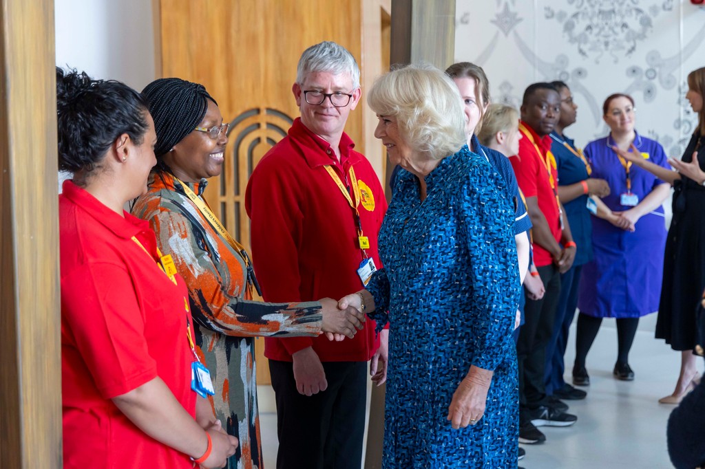 To celebrate #InternationalNursesDay, our Royal Patron, Her Majesty The Queen, visited The Royal London Hospital to meet families and thank Roald Dahl Nurses and staff for their dedication and hard work in caring for seriously ill children. 
@RoyalFamily @NHSBartsHealth