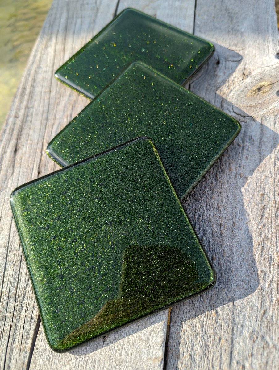 One of my favourites. Stunning sparkling green aventurine green fused glass coasters. Beautiful green colour and sparkle to these coasters. Perfect to put a cuppa on. #ukgiftam #ukgifthour #handmade #etsy #shopindie #giftideas buff.ly/3STlLDd