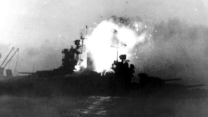1945'te bugün: Amerikan zırhlısı USS New Mexico, köprü üstüne dalan bir kamikaze nedeniyle ağır hasar gördü. İngiliz askeri temsilcisi Korgeneral Herbert Lumsden ve gemi komutanı Albay Robert Walton Fleming'in de bulunduğu 31 asker saldırıda hayatını kaybetti.
