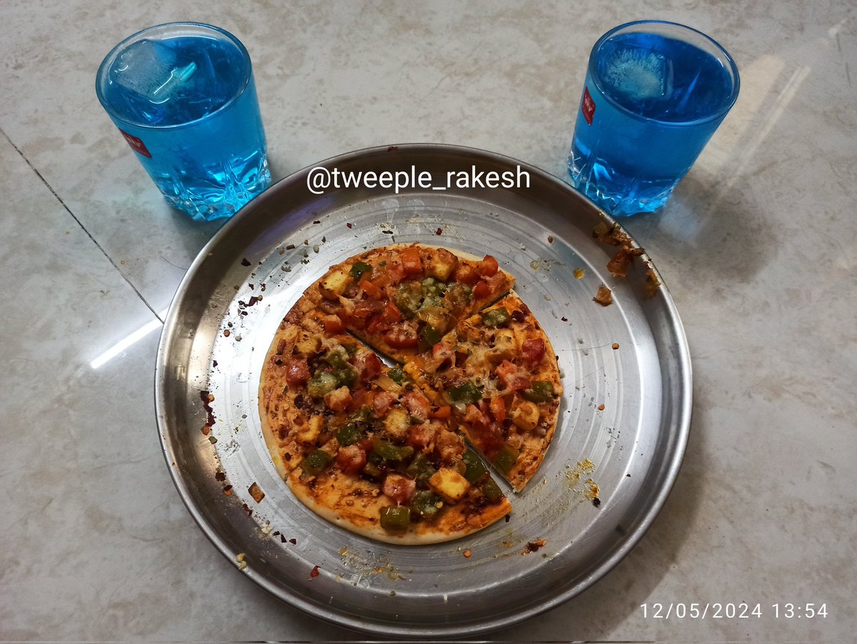 आओ फ्रेंड्स !

Home Made Pizza 🍕 with Blue Lagoon Mocktail 🥤

#Foodies 
#foodlover