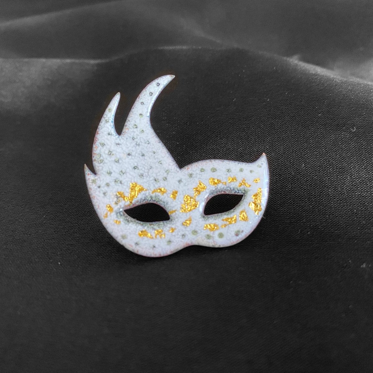 White and Gold Venetian Mask Brooch Pin tuppu.net/d23fbeb #inbizhour #UKHashtags ##UKGiftHour #bizbubble #HandmadeHour #shopsmall #giftideas #MHHSBD