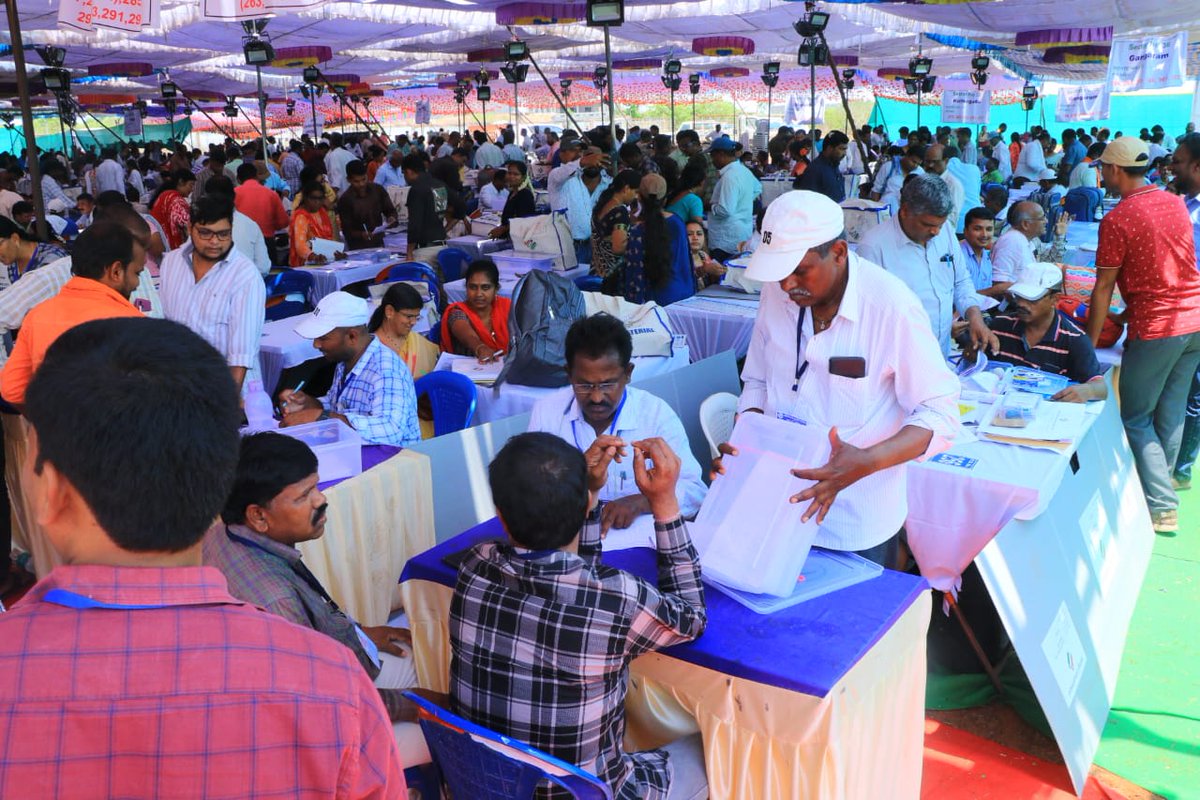 ECISVEEP's tweet photo. #Telangana is prepared for the #Phase4 of #GeneralElections2024✨

Glimpses of Polling Parties at the distribution centres in #Telangana

Credits: @CEO_Telangana

#ChunavKaParv #DeshKaGarv #Elections2024 #LokSabhaElections2024 https://t.co/I6trq9cLc6