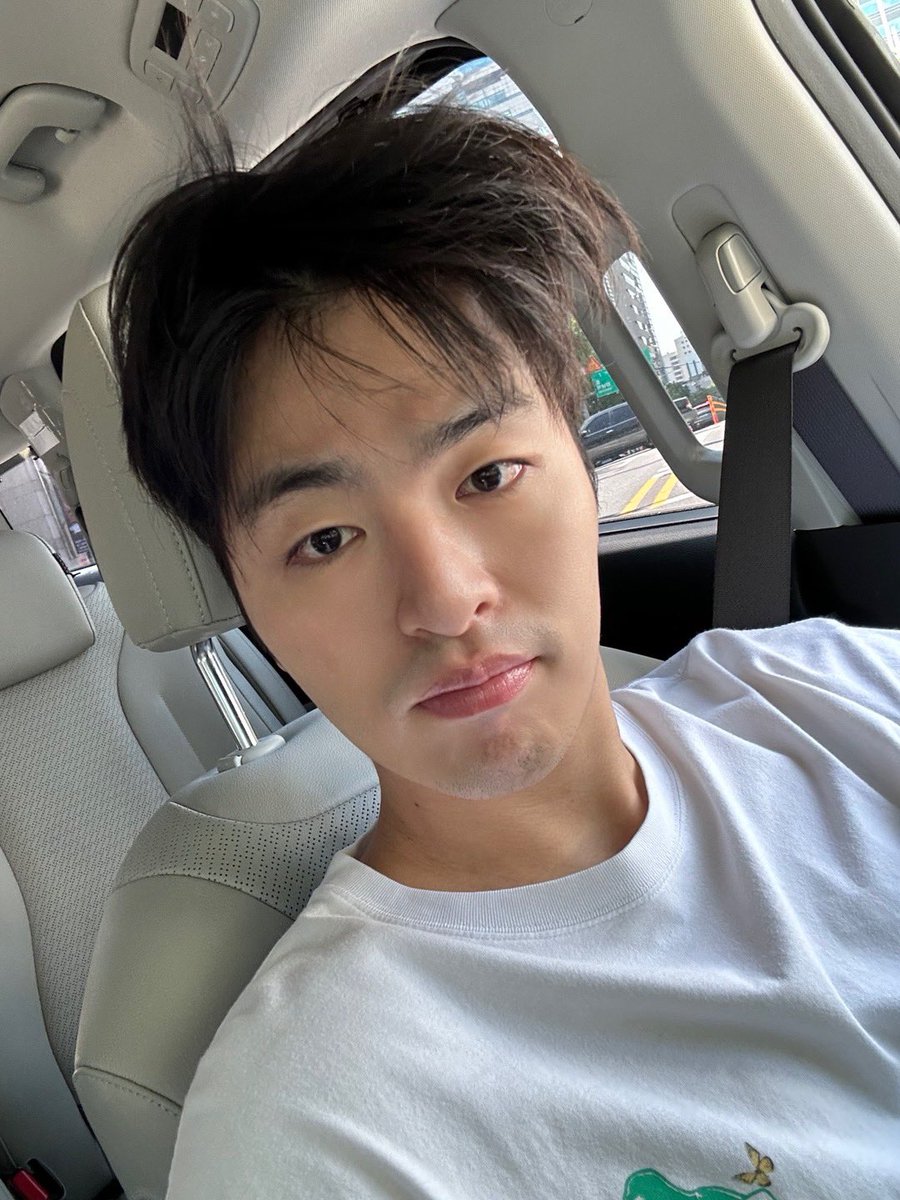 wh0lehearted_ly's tweet photo. only Junhoe who still looks handsome eventhough his hair is messy. oh and his thin moustache 

#JUNHOE #구준회 #준회 #JUNE #ジュネ https://t.co/J2VxxiI1RN