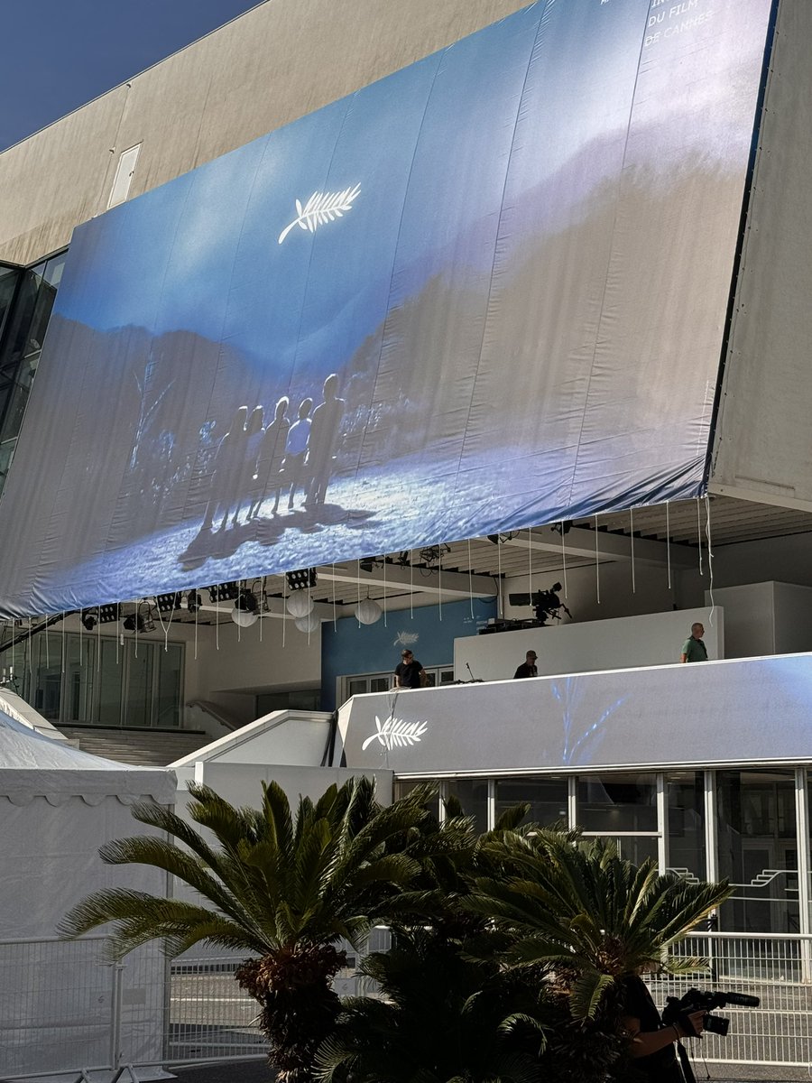 L’affiche du festival en plein installation #Cannes #CotedAzurFrance #festival2024