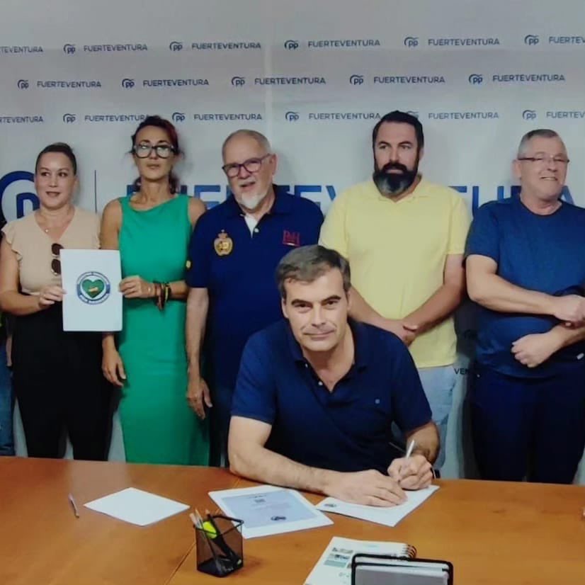 FUERTEVENTURA | Nos reunimos con Enrique Martínez López y Fernando Enseñat Bueno, diputado por Fuerteventura en el Parlamento de Canarias, junto a Alberto Oviedo Santana, secretario Insular de Nuevas Generaciones.

#nuestrocorazonporbandera #GuardiaCivil #PoliciaNacional