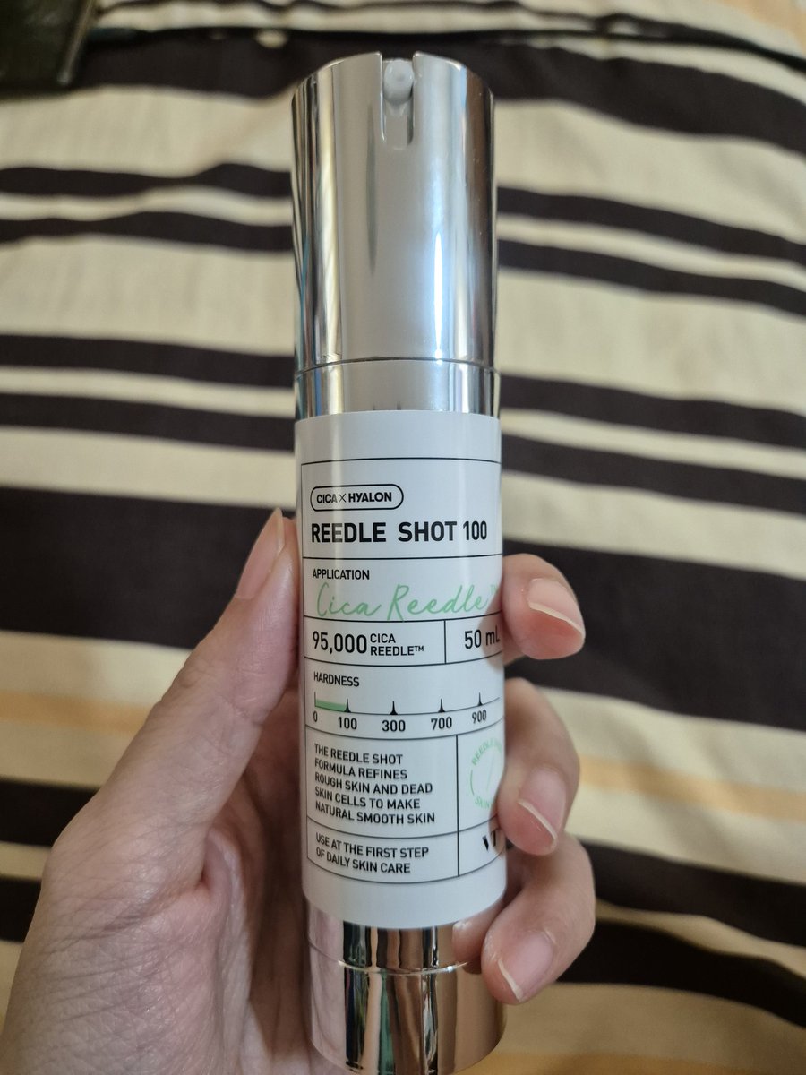 Middle_Jari's tweet photo. เซรั่มเข็มสุดฮอตจากเกาหลีตัวนี้เป็น Reedle Shot 100 ขนาด 50 ml. = 95,000 Shot ดังมากที่เกาหลีเวลาทาจะรู้สึกยิบๆเหมือนเข็มทิ่มเข้าไปในหน้า ตัวนี้จะเป็นตัวเริ่มต้น Shot 100 สามารถใช้ได้ทุกวันเลยใช้แค่ก่อนนอนเท่านั้นทาก่อนสกินแคร์อื่นทุกตัว

พิกัดเซรั่มเข็ม https://t.co/ZQCMWJ4NVe https://t.co/MrR1w2fxAp