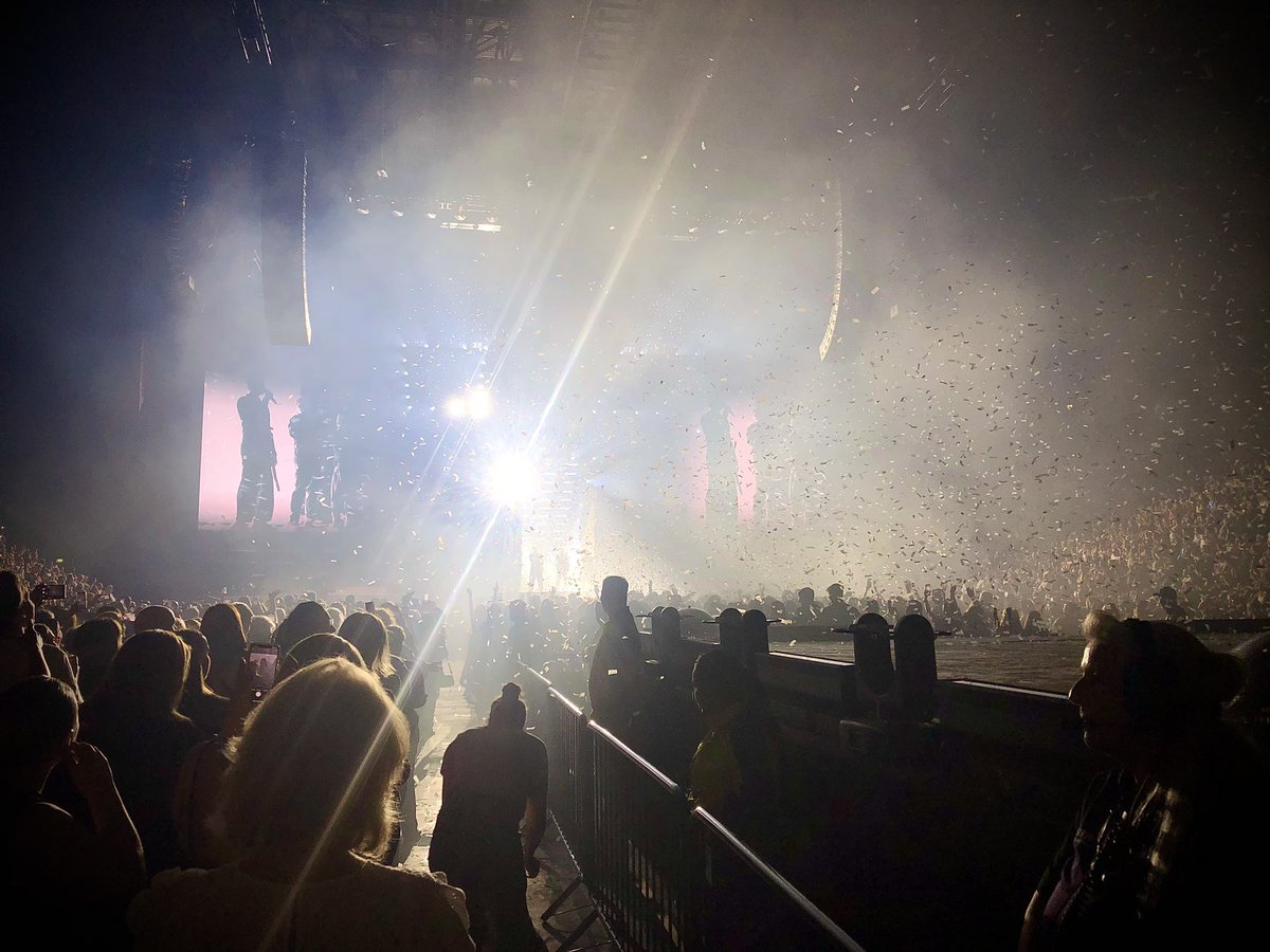 AndreaAndrews21's tweet image. The only photo I took on Tuesdays Manchester opening night of @takethat #thislife tour…you could feel, hear and see the excitement as the screens opened up and revealed Howard @GaryBarlow and @OfficialMarkO to Manchester! #thislifetour #TakeThat #openingnight #manchester 🎶😍🤩
