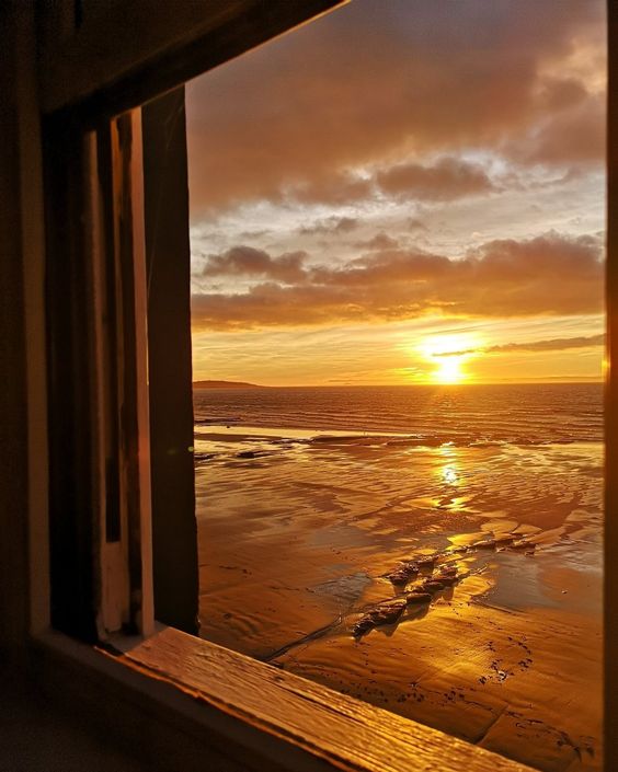 Good Morning from Scotland 🏴󠁧󠁢󠁳󠁣󠁴󠁿 Lower Largo sunrise 📸TheCrusoelLargo on Instagram instagram.com/p/C6HPHsaLTjF/