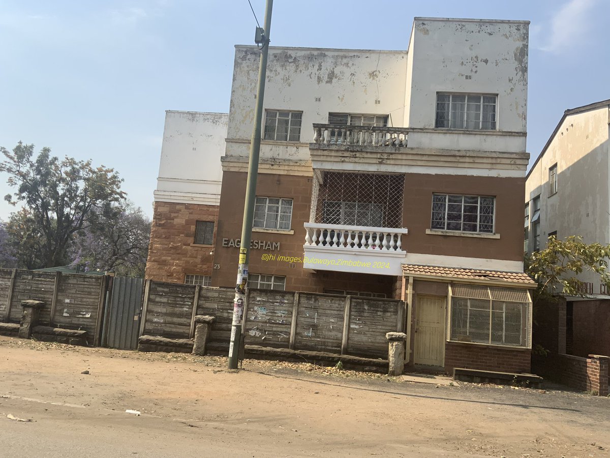 I don’t know about city bylaws. Is there a law that compels property owners in @CityofBulawayo and all cities to regularly spruce up their buildings especially those in the CBD? During my recent visit to my favourite city @CityofBulawayo I observed many buildings are in a sorry