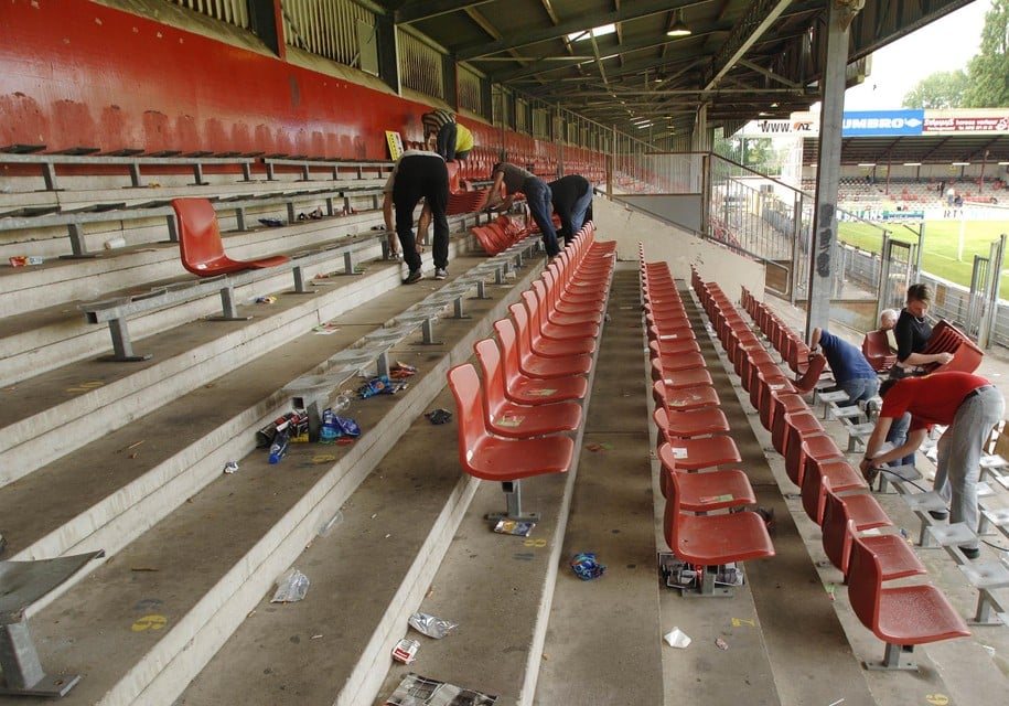 2006: de zitplaatsen in de Alkmaarderhout worden gedemonteerd.

Vandaag zitten er toeschouwers op die stoeltjes bij een wedstrijd van AZ. In de Adelaarshorst in Deventer. 
Dat stadion wacht spoedig een flinke verbouwing. Zouden ze daarna nog een nieuwe bestemming krijgen? 
#gaeaz
