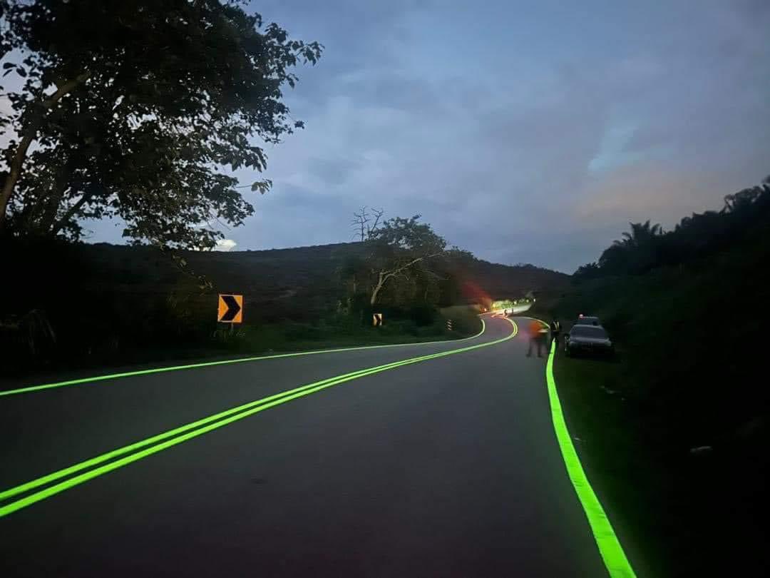 Wow! 

Ni bukan di luar negara, tapi ini di Batu Pahat. 😱

Pelaksanaan Garisan Jalan Bersinar Dalam Gelap (Glow in The Dark) sepanjang 300m di Jalan Paloh.

📸: JKR Batu Pahat