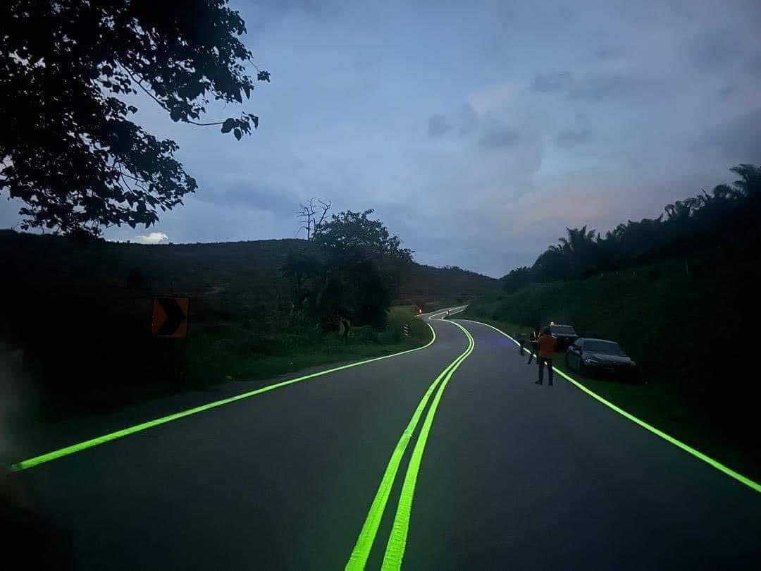 arfdy12's tweet photo. Wow! 

Ni bukan di luar negara, tapi ini di Batu Pahat. 😱

Pelaksanaan Garisan Jalan Bersinar Dalam Gelap (Glow in The Dark) sepanjang 300m di Jalan Paloh.

📸: JKR Batu Pahat https://t.co/qiavDfGnrL