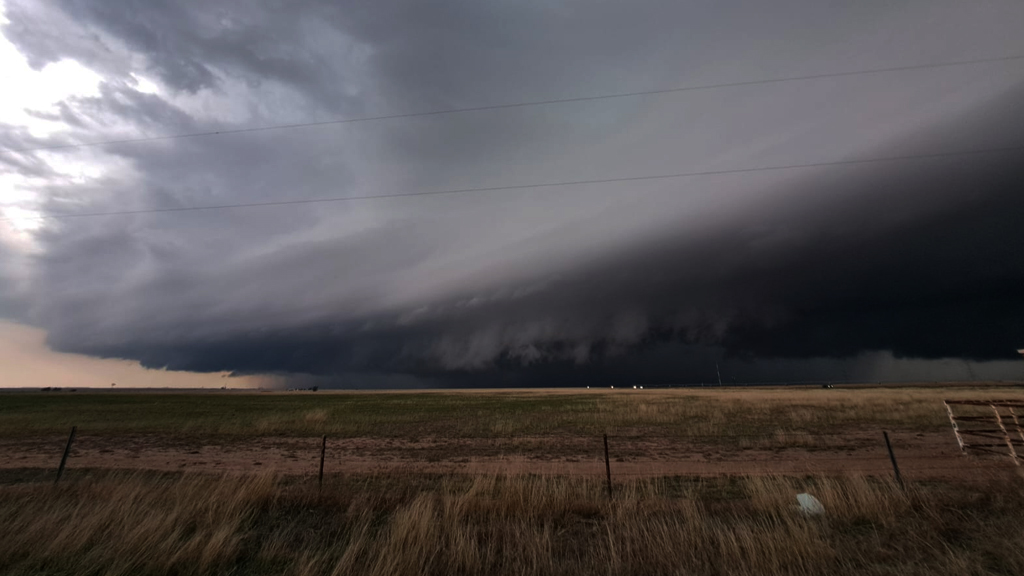 ➡️ RobertDeVries.net (@weermanrobert) on Twitter photo Vandaag over een week hangen we (als het goed is) op ruim 10 km hoogte onderweg naar Amerika. Het 2e seizoen van onze #stormchase #tornadojacht gaat bijna beginnen! Oog in oog met de enorme vlaktes en de zwaarste buien op aarde. De spanning neemt toe. <a href="/TornadoTours4u/">TornadoTours4u</a> #avontuur Vandaag over een week hangen we (als het goed is) op ruim 10 km hoogte onderweg naar Amerika. Het 2e seizoen van onze #stormchase #tornadojacht gaat bijna beginnen! Oog in oog met de enorme vlaktes en de zwaarste buien op aarde. De spanning neemt toe. <a href="/TornadoTours4u/">TornadoTours4u</a> #avontuur