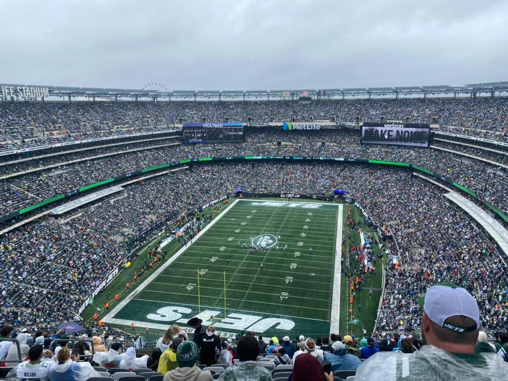 @GracieUSA1 This is 80k in Jersey: at a JETS game. Wildwood was maybe 20 for Trump. 2 other attractions including races coincided.