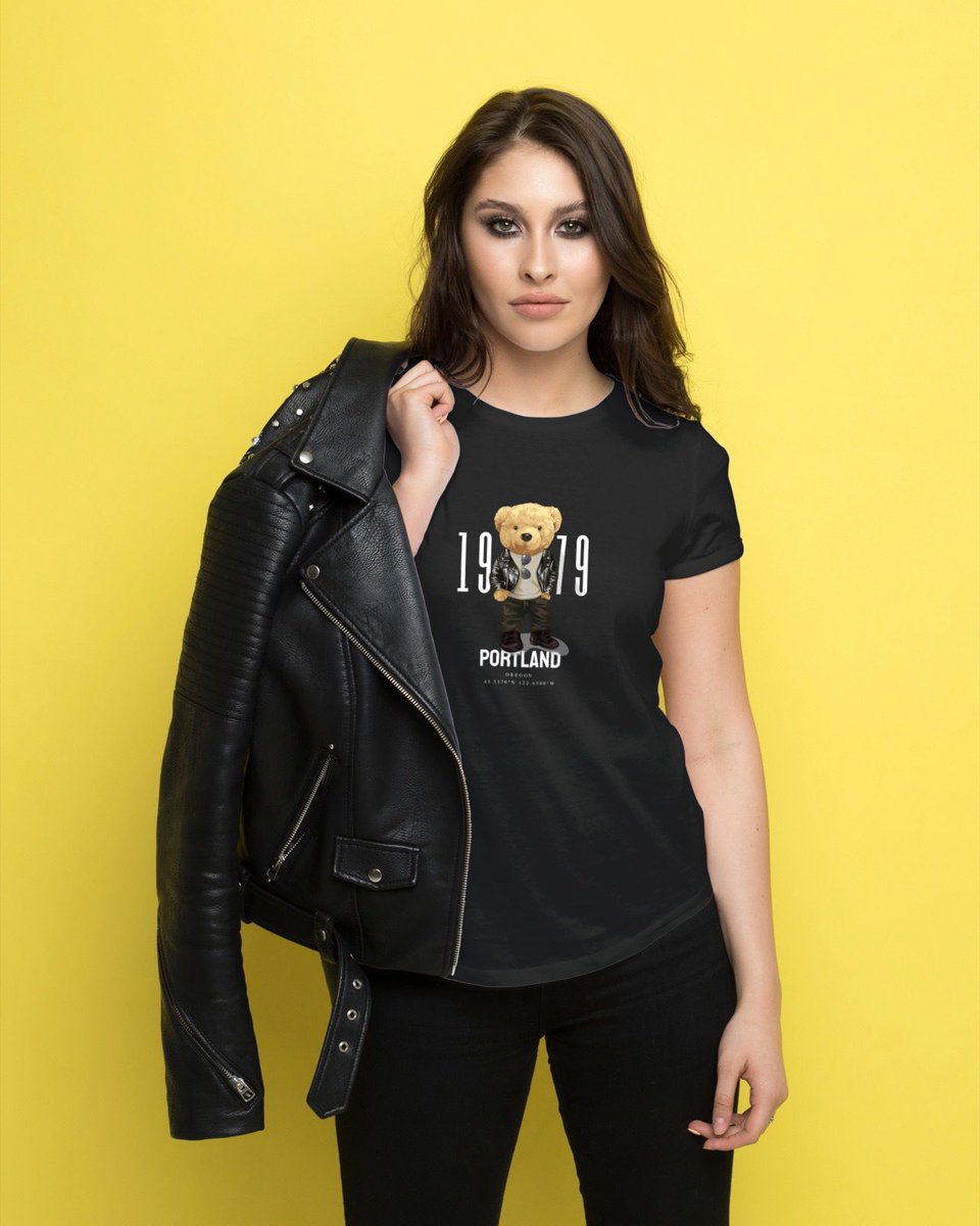 Ruhunu yansıtan bir tişörtle, zaman yolculuğuna çık! 

🌟 1979 Portland ruhunu taşıyan bu tasarım, hem nostaljiyi hem de tarzı yakalamak isteyenler için. 

Teddy bear'ın masumiyeti ve asi deri ceketin kontrastıyla, geçmişle bağlantı kur. 

#VintageVibes #Portland1979 #TheBrodi